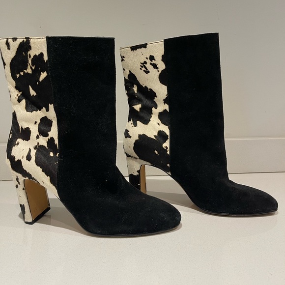 $249 stunning Dolce Vita genuine cow hide black suede heeled boots booties sz 8 - Picture 1 of 6